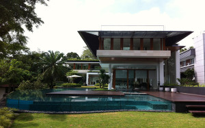 piscina-com-borda-de-vidro-casa-em-singapura-por-guz