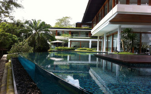 piscina-com-visor-de-vidro-casa-em-singapura-por-guz