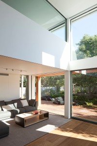 sala-de-estar-em-pe-direito-duplo-casa-em-netanya-israel
