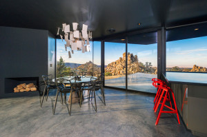 sala-de-jantar-e-cozinha-escuras-casa-em-palm-springs-california
