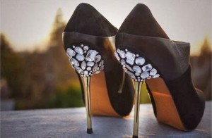 sapato-personalizado-com-gemas-de-vidro