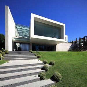 arquitetura-volume-em-balanco-casa-em-ekali-atenas
