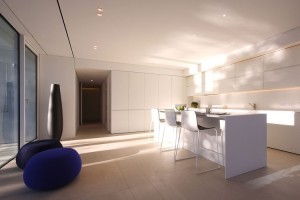 cozinha-em-ilha-clara-e-moderna-casa-em-lido-di-jesolo-italia