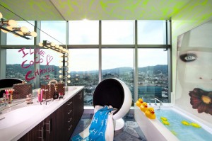 decoracao-exotica-e-colorida-banheiro-cobertura-em-los-angeles