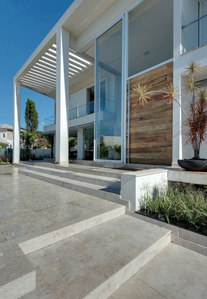 fachada-em-vidro-e-madeira-casa-no-alphaville-goiania