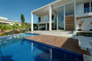 piscina-e-deck-de-madeira-casa-no-alphaville-goiania