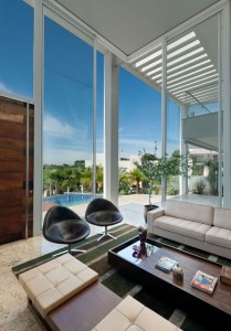 sala-com-fachada-de-vidro-e-pe-direito-alto-casa-no-alphaville-goiania