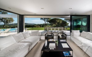 sala-de-estar-envidracada-casa-em-saint-tropez