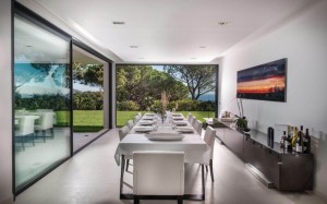 sala-de-jantar-com-vista-jardim-casa-em-saint-tropez