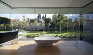 banheiro-com-banheira-de-imersao-e-paredes-de-vidro-casa-em-tel-aviv-israel