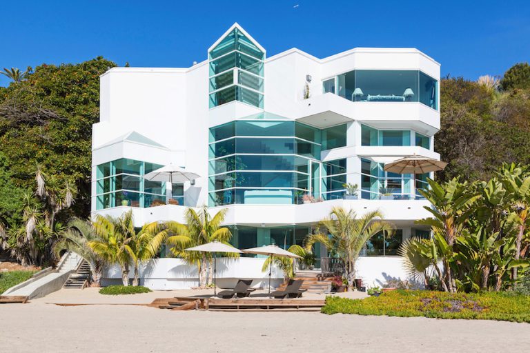 Casa ‘pé na areia’ em Malibu por Michael Lee