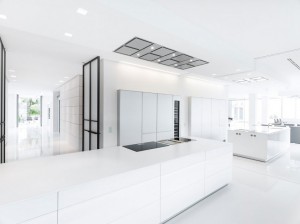 cozinha-branca-e-iluminada-casa-em-palma-de-maiorca