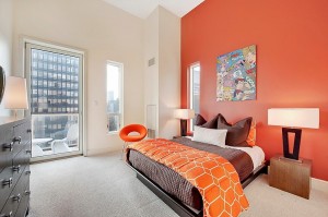 decoracao-quarto-com-parede-colorida-cobertura-em-manhattan-nova-york