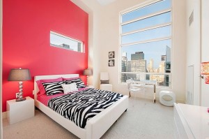 decoracao-quarto-com-parede-destacada-cobertura-em-manhattan-nova-york
