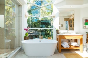 decoracao-tropical-banheira-de-imersao-casa-de-praia-em-malibu-los-angeles