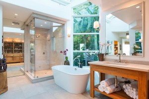 decoracao-tropical-banheiro-de-casal-casa-de-praia-em-malibu-los-angeles