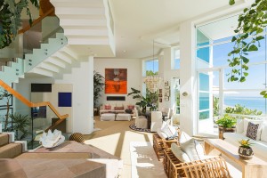 decoracao-tropical-sala-em-pe-direito-alto-casa-de-praia-em-malibu-los-angeles