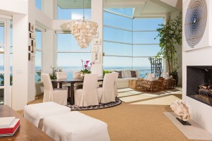 decoracao-tropical-sala-pe-direito-alto-casa-em-malibu-los-angeles