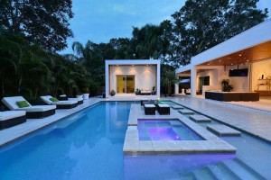 piscina-integrada-a-sala-de-estar-casa-em-sarasota-florida