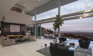 sala-de-estar-pe-direito-alto-casa-em-hollywood