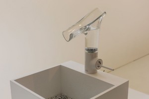 torneira-de-vidro-com-efeito-cascata-para-banheiro