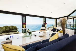 decoracao-clean-e-colorida-sala-de-estar-casa-na-riviera-francesa