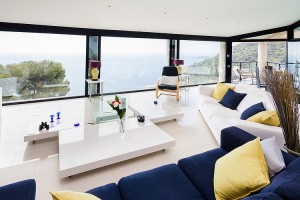 decoracao-colorida-sala-de-estar-casa-na-riviera-francesa