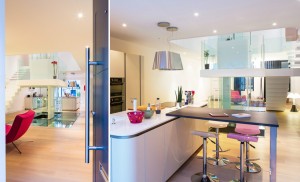 decoracao-cozinha-integrada-casa-em-la-rochelle-franca