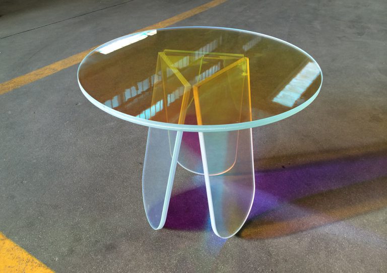Mesa lateral em vidro refletivo pela designer Patricia Urquiola