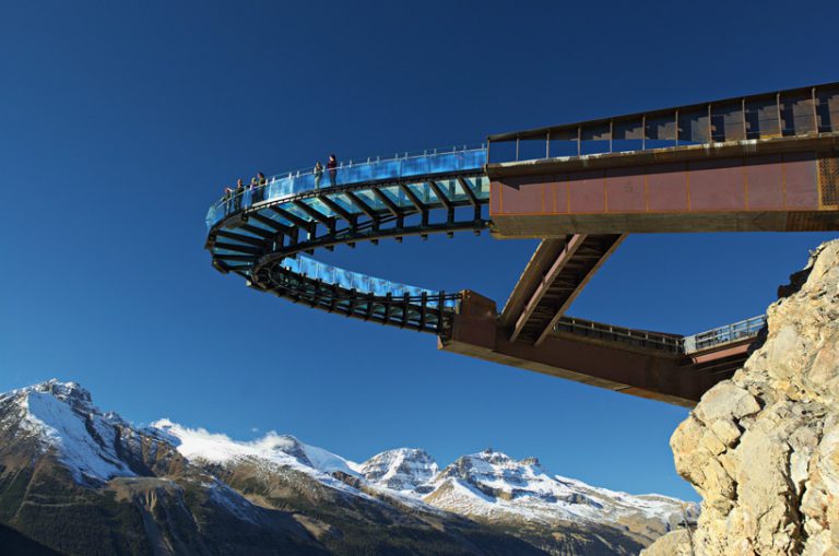 Parque no Canadá inaugura plataforma de vidro sobre precipício