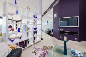 vasos-e-esculturas-de-cristal-na-decoracao-casa-na-riviera-francesa