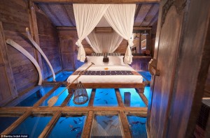 bangalo-com-piso-de-vidro-em-bali-bambu-indah