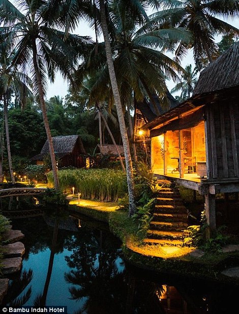 bangalo-sobre-lagoa-em-bali-bambu-indah
