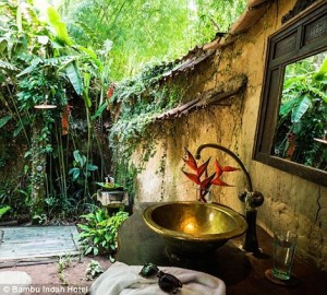 banheiro-ao-ar-livre-hotel-em-bali-bambu-indah