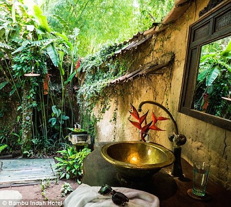 banheiro-ao-ar-livre-hotel-em-bali-bambu-indah