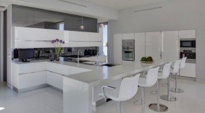 decoracao-cozinha-branca-casa-em-los-angeles