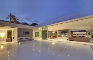 decoracao-sala-integrada-ao-jardim-casa-em-los-angeles