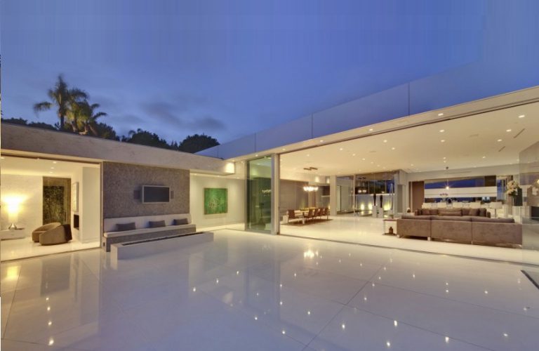 Arquitetura de interiores permeada pelo vidro