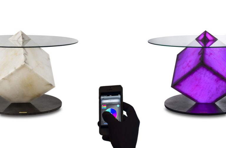 Mesa com iluminação LED controlada por smartphone