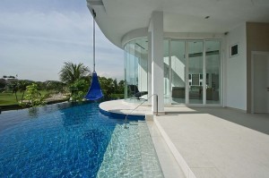 piscina-borda-infinita-casa-na-malasia