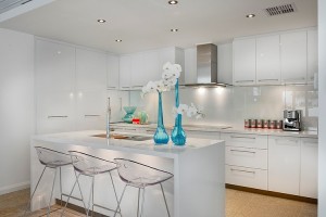 decoracao-clean-cozinha-revestida-com-vidro-casa-em-derby-australia
