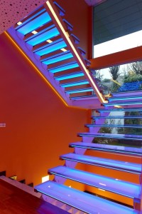 escada-de-vidro-com-iluminacao-colorida-casa-em-ancara-turquia