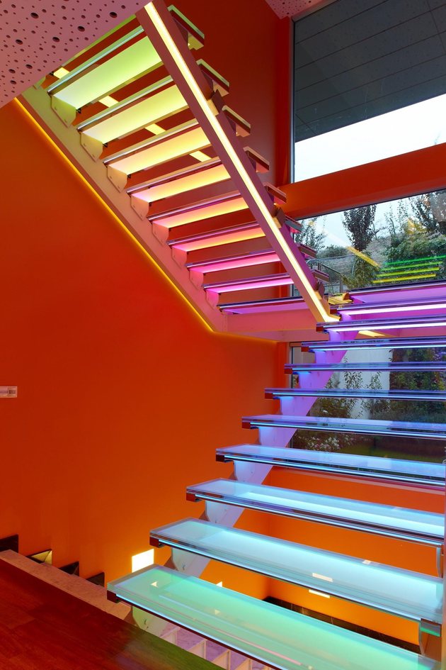 escada-de-vidro-com-iluminacao-led-colorida-casa-em-ancara-turquia