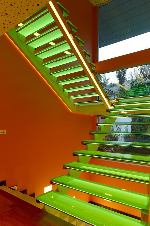 escada-de-vidro-com-led-colorido-casa-em-ancara-turquia
