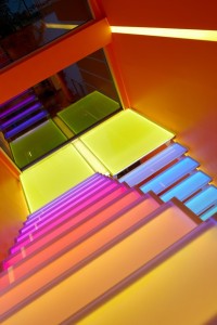 escada-de-vidro-com-leds-coloridos-casa-em-ancara-turquia