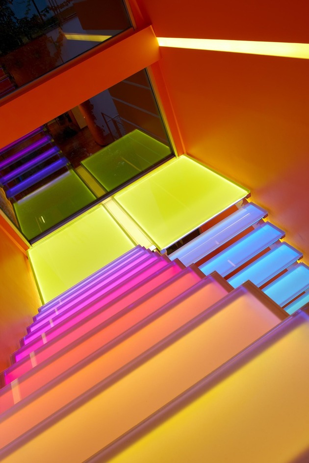 escada-de-vidro-com-leds-coloridos-casa-em-ancara-turquia