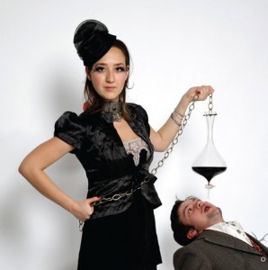 moderna-taca-de-vinho-tinto-por-kacper-hamilton