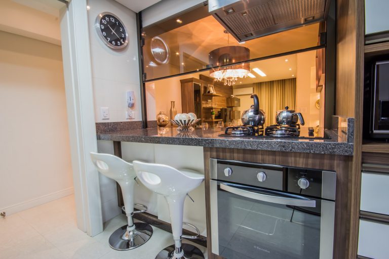 Passa-pratos para cozinha por Bernacki Arquitetura