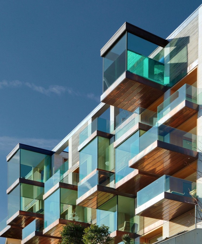 piscina-de-vidro-em-edificio-na-suica