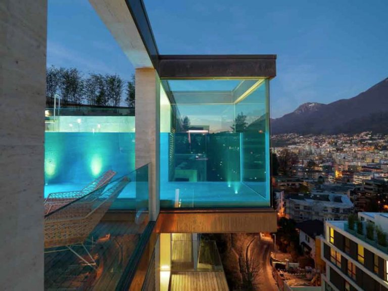 Edifício na Suíça revela ousada piscina de vidro suspensa